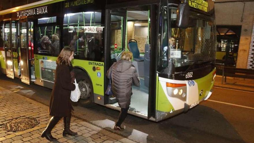 Usuarias subiéndose a un Vitrasa ayer al anochecer. // Alba Villar