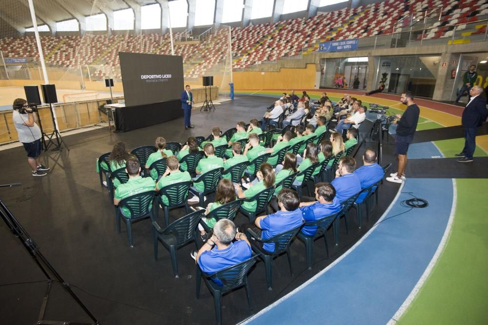 El equipo de hockey sobre patines presenta en el Palacio de los Deportes de Riazor las equipaciones para la temporada. La primera seguirá siendo verdiblanca y la segunda, blanquiazul como la del Dépor