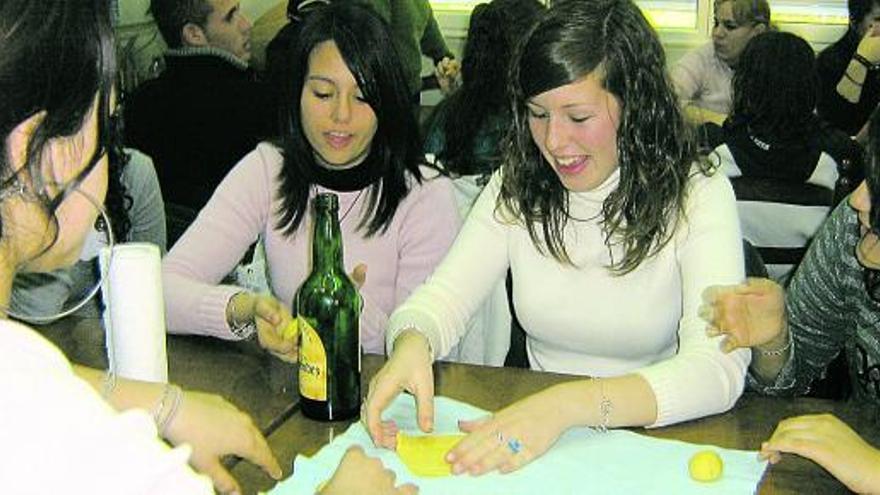 Los escolares, durante su participación en los talleres de tortos, en Albandi.