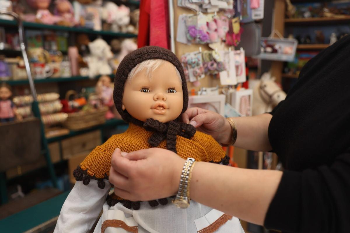 Avilés. Reportaje de trajes de asturiano de alquiler para El Bollo, que se han agotado. Hay que ir a Venus y a la de la calleja de Los Cuernos.