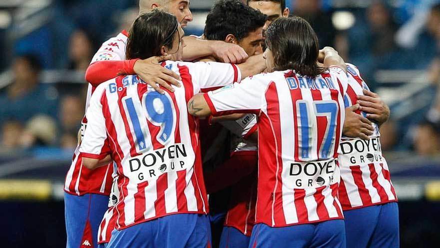 Los jugadores del Sporting se abrazan en una acción de la temporada 2011-12.