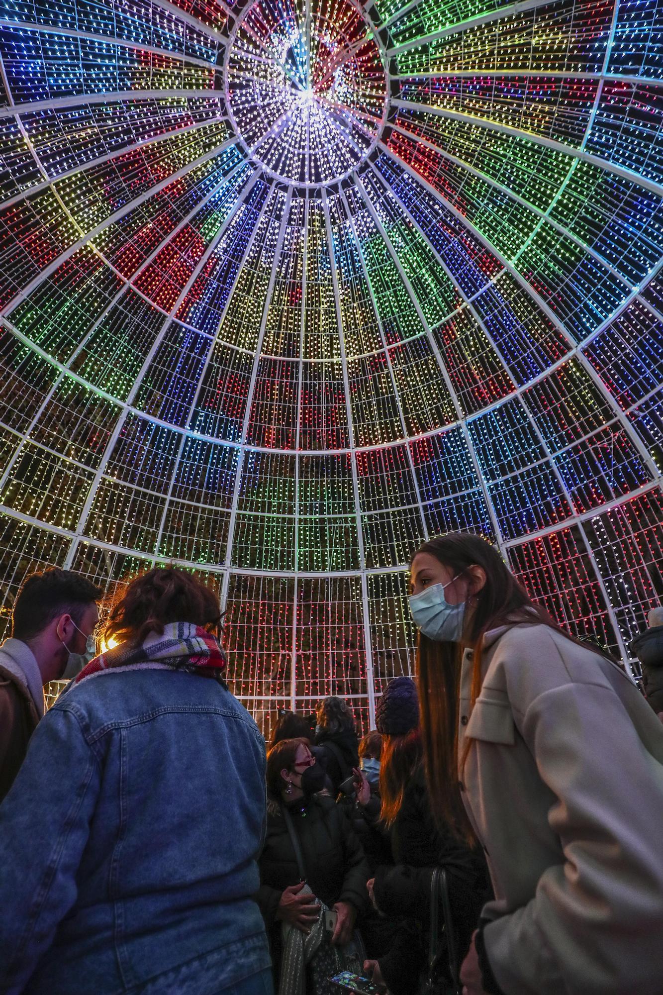 Pista de patinaje y luces de Navidad en la plaza del Ayuntamiento de València