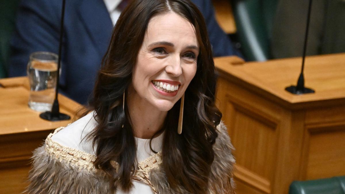 La ex primera ministra de Nueva Zelanda Jacinda Ardern en un discurso ante el Parlamento en Wellington.