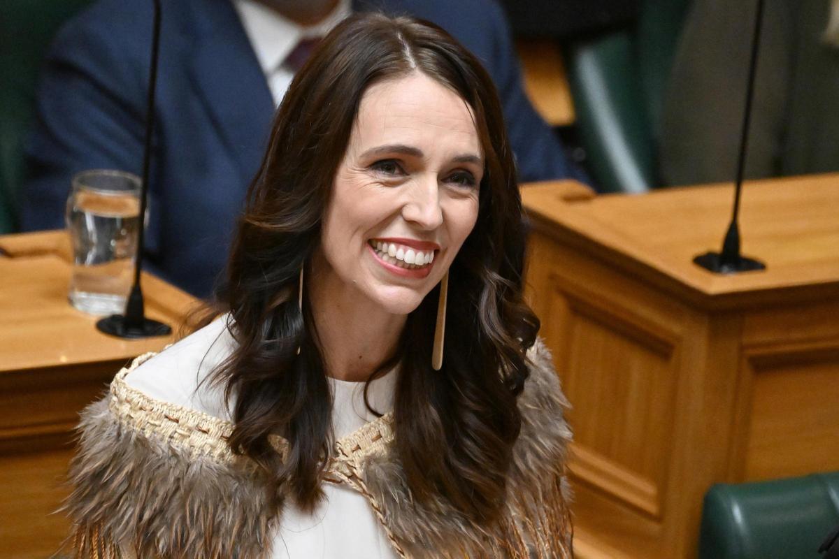 La ex primera ministra de Nueva Zelanda Jacinda Ardern en un discurso ante el Parlamento en Wellington.
