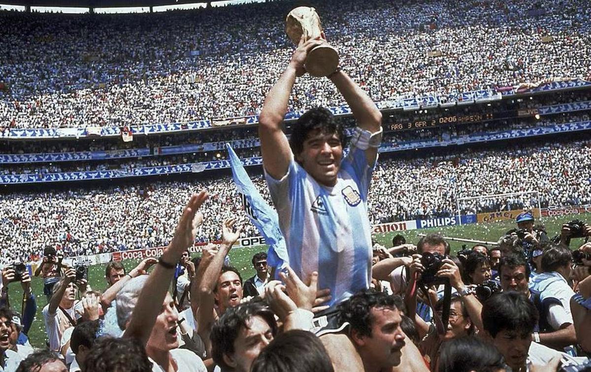 Diego Maradona, con la Copa de campeones del mundo 1966 para Argentina