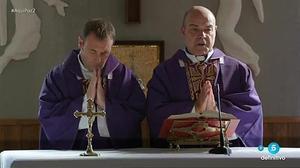 Antonio Resines i Antonio Molero oficiant un funeral, en una escena de la sèrie de Telecinco ’Aquí paz y después gloria’.