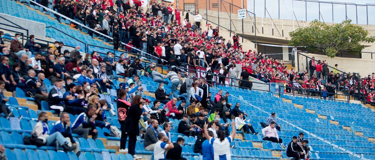 Las aficiones del Hércules y del Real Murcia comparten grada en el Rico Pérez en el duelo de la primera vuelta en Alicante.