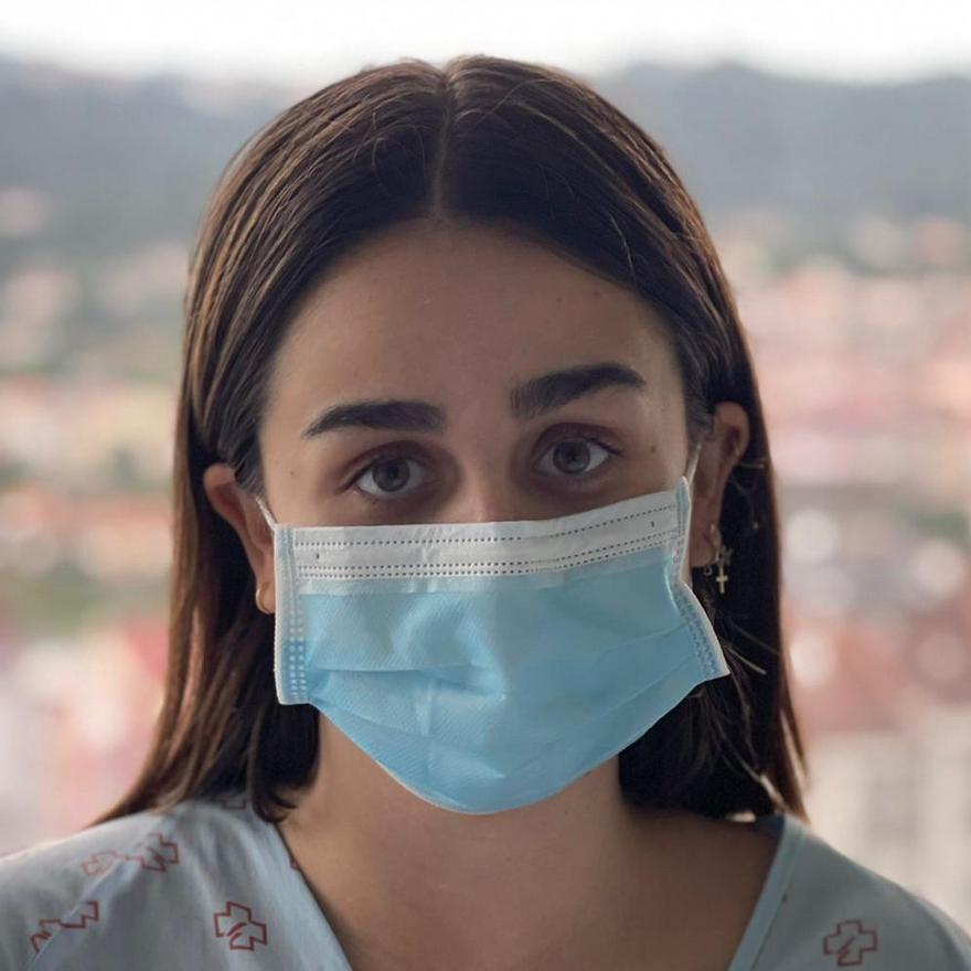 Andrea Blanco, en su habitación en el hospital ourensano. //FdV