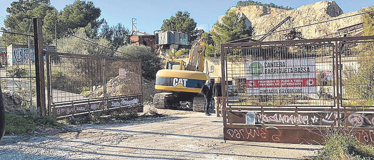 Maquinaria y trabajadores en el interior de la cantera.