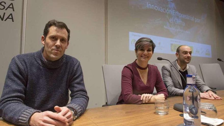 De izquierda a derecha, Jonás Muñiz, Paula Baldó y Alberto Montes, ayer en el Club.