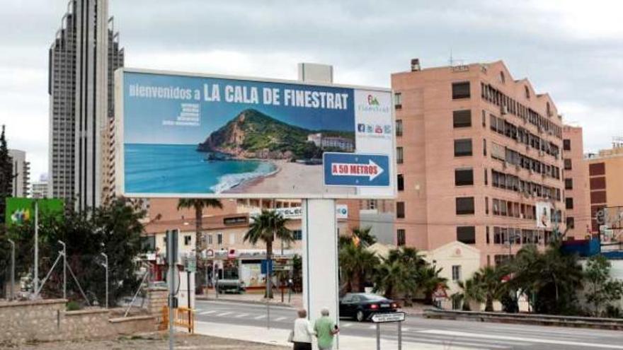 Uno de los grandes paneles instalados por el Ayuntamiento para promocionar La Cala.