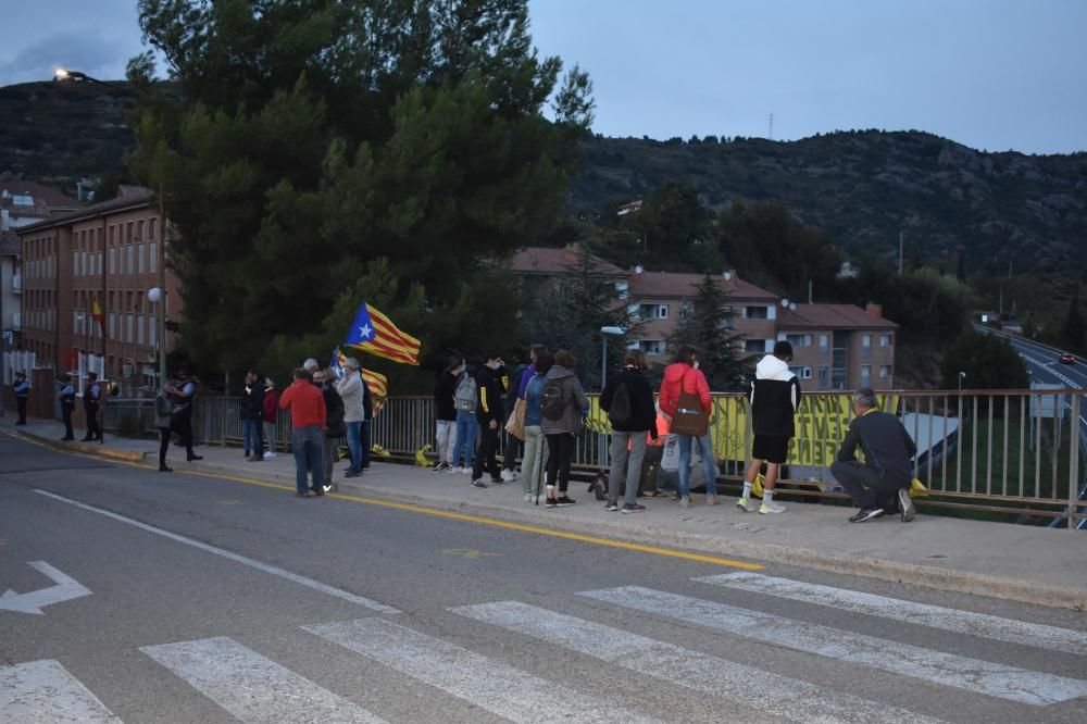 Concentració davant la caserna de la guàrdia civil