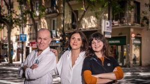 Barcelona, 11/04/2026 Barcelona. Foto de tres perfiles y generaciones de comerciantes de proximidad, Jaume fdez giralt, sylvie layal y sandra gonzalez. AUTOR: MANU MITRU
