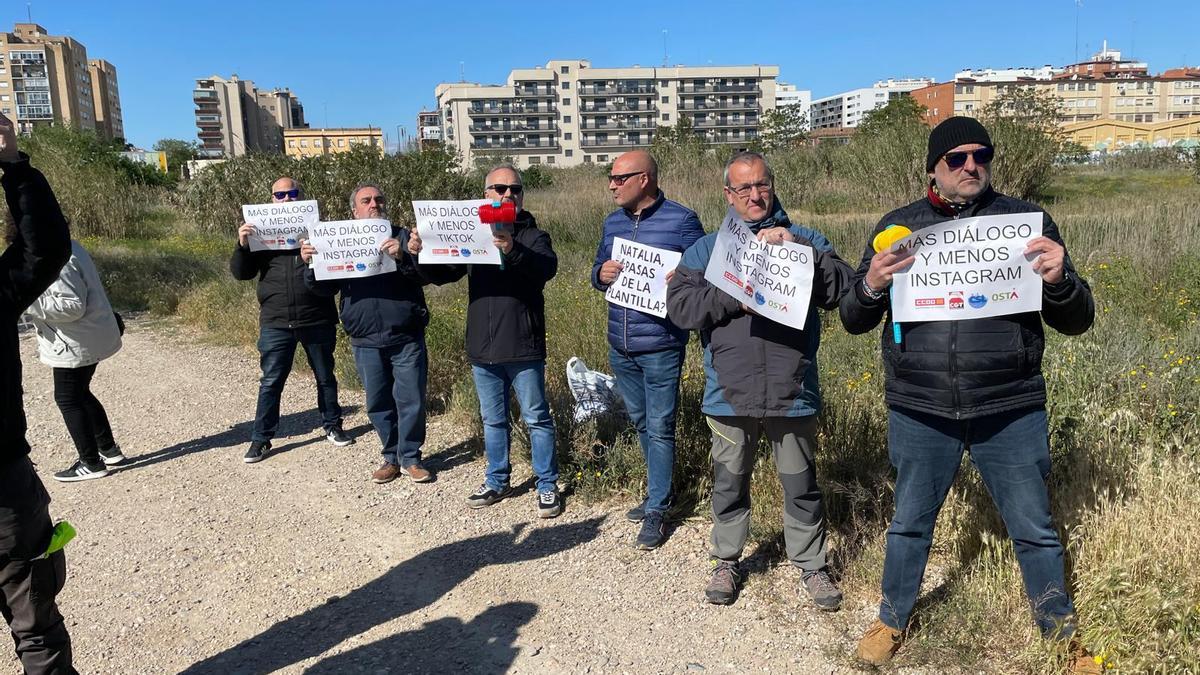 Protesta de los sindicatos este jueves antes de una rueda de prensa de la alcaldesa.