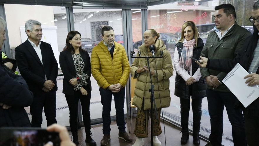 Carmela Silva y Ma nuel Campos, junto al resto de autoridades, ayer, en Cuntis.