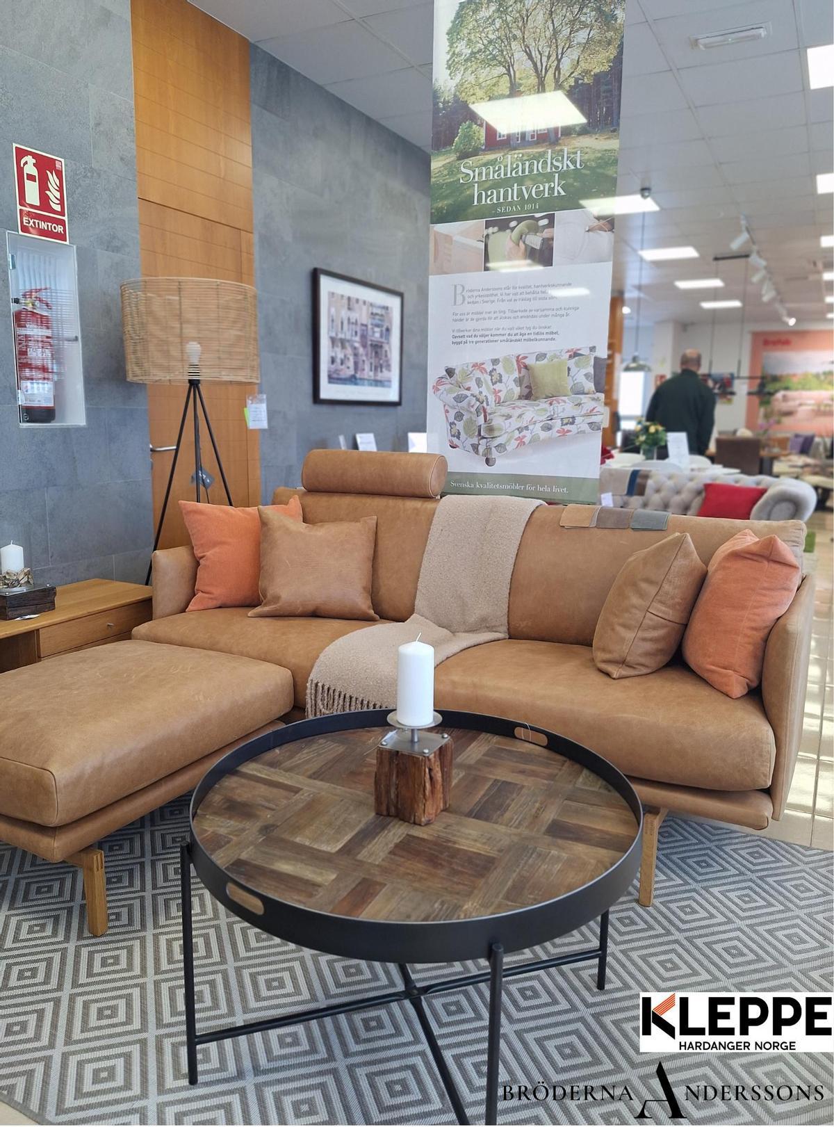 Sofá y reposapiés Electra, de Bröderna Anderssons, y mesa Palma, de Kleppe