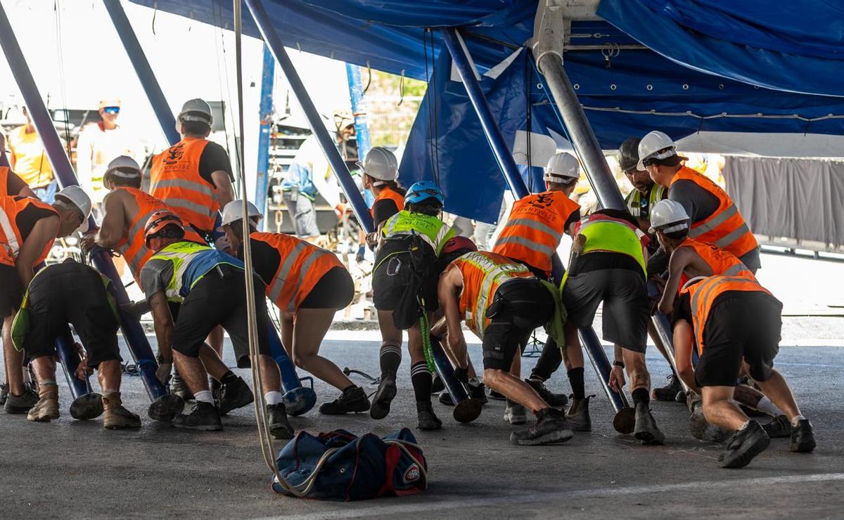 Los operarios trabajan para levantar la gran carpa del Circo del Sol