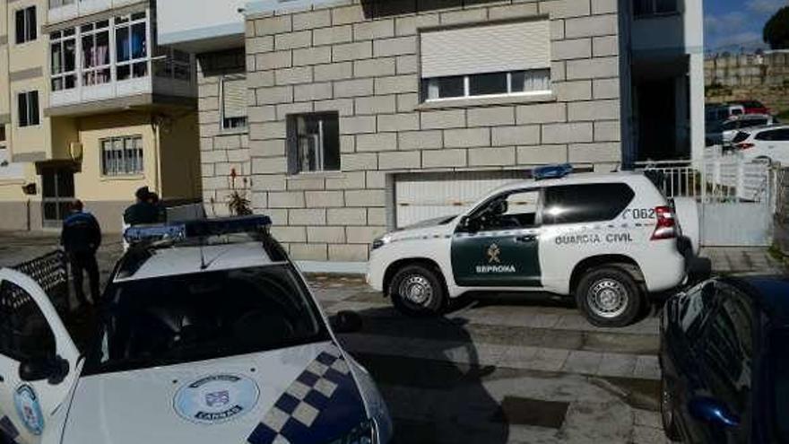 Guardia Civil y Policía en el lugar del suceso del jueves. // G.N.