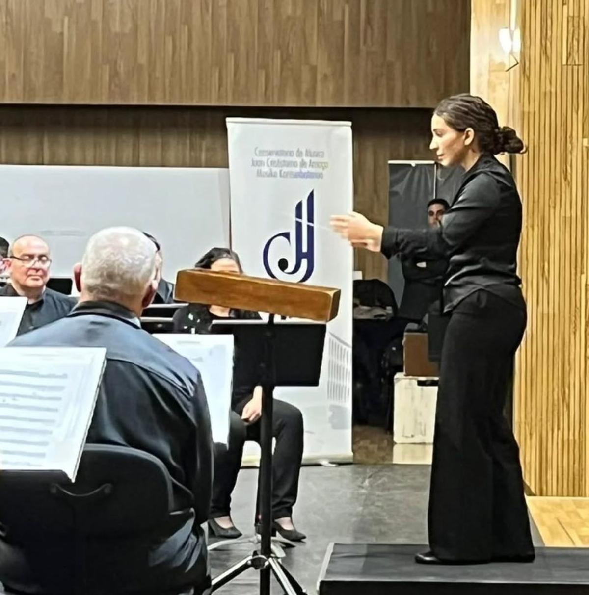 Claudia Carballo dirigiendo a la Banda Municipal de Bilbao  |