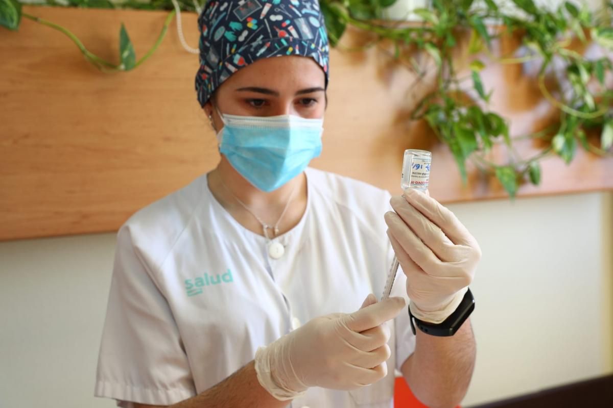 Comienza la vacunación a profesionales sanitarios en el hospital Clínico de Zaragoza