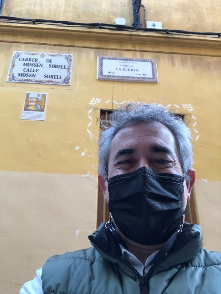 Un 'selfie' debajo de las nuevas placas de la rotulación del barrio de la judería de la capital.