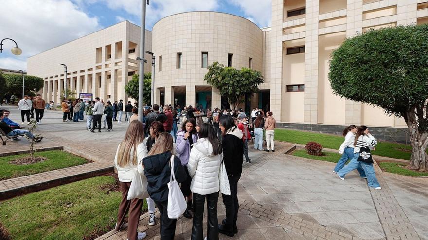 Estudiantes en el Campus Guajara de la Universidad de La Laguna.