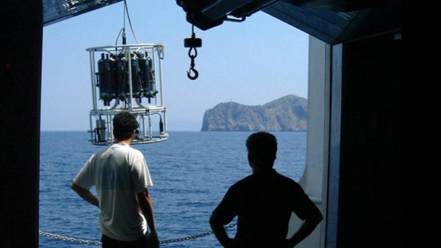 Dos investigadores del Instituto Español de Oceanografía (IEO) en Canarias durante una campaña de investigación.