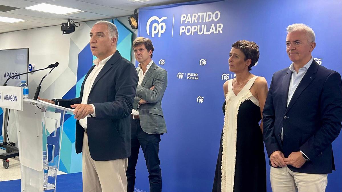 Bendodo, junto a Celma, Marín y Campoy, en la sede del PP en Zaragoza.
