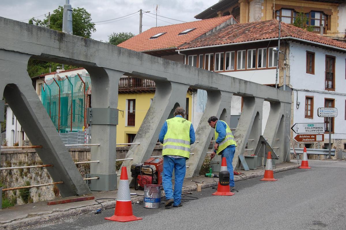 La instalación de una de las pasarelas peatonales del puente, en 2008.