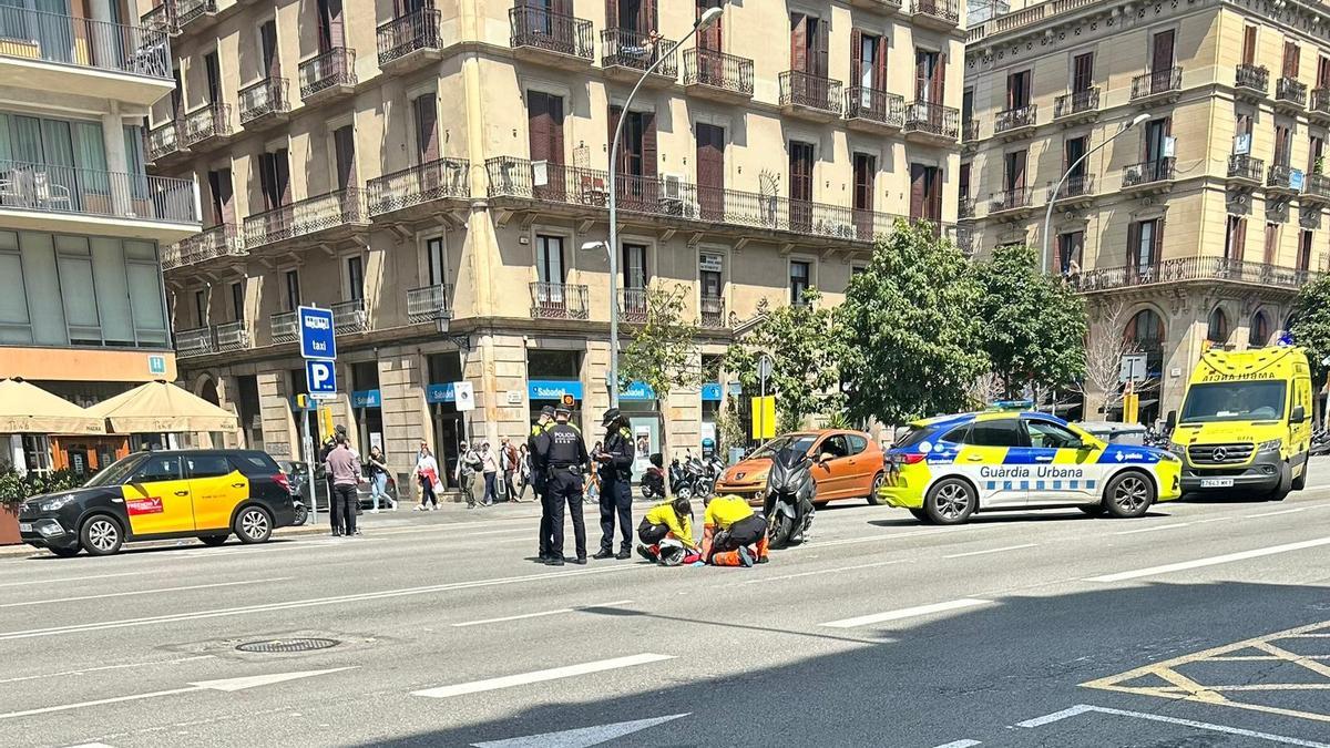 Efectivos del SEM atienden a una persona en la avenida del Marquès de l'Argentera, en Barcelona