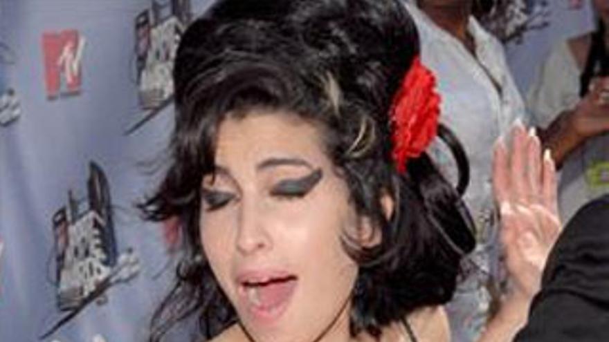 Amy Winehouse sale en libertad bajo fianza por delitos de drogas