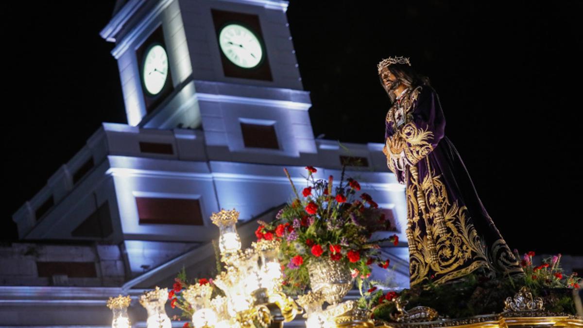 Una procesión nocturna frente a la Casa del Reloj de Sol en una imagen de archivo.