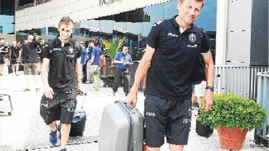 Djukic, arrastra la maleta, en el aeropuerto de Manises antes de partir hacia Alemania.