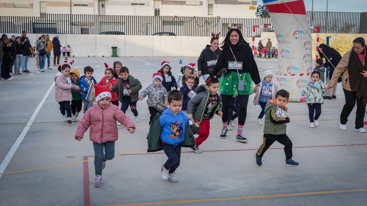 Alumnos del colegio Mirador de Cerro Gordo de Badajoz corren su particular San Silvestre a favor de los damnificados por la DANA de Valencia.