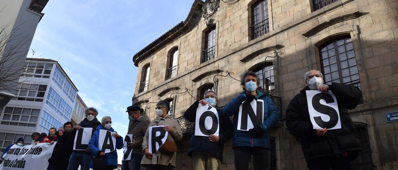 Protesta ante la Casa Cornide en demanda de su devolución al Concello.