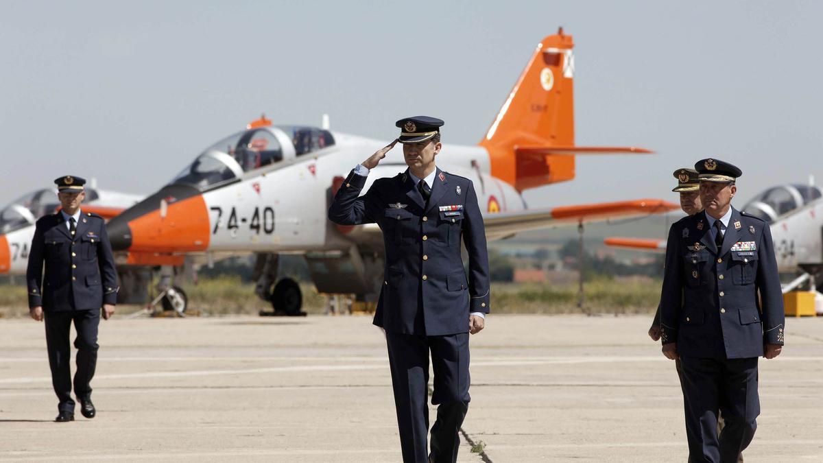 El rey Felipe VI, durante una visita a la base aérea de Matacán.