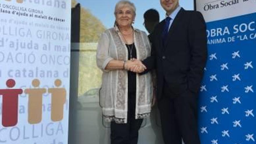 Lluïsa Ferrer, presidenta d&#039;Oncolliga Girona, i Carles Juanola (CaixaBank).