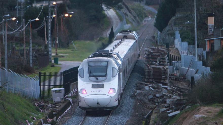 Un tren a su paso por el municipio de Taboadela.   | // I.O.