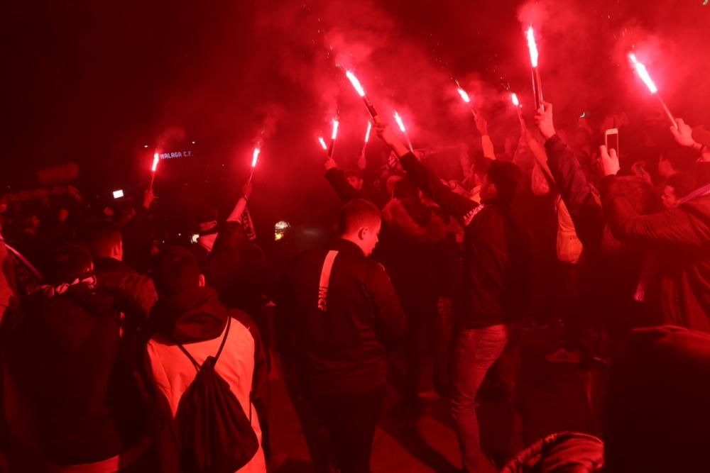 La afición blanquiazul vuelve a demostrar que está con su equipo, inmerso en la lucha por la permanencia, y anima a los jugadores en los exteriores de La Rosaleda.