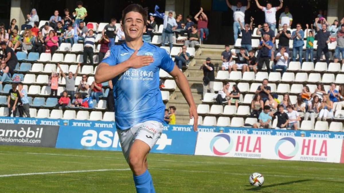 Joel Febas celebrando un gol con el Lleida