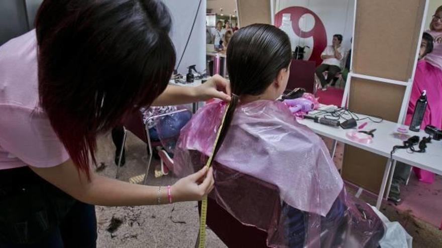 Tai-Chi, cortes de pelo solidarios  y teatro contra el cáncer de mama en Elche