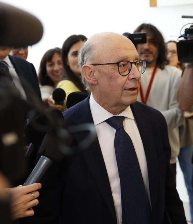 Una firma imputada justifica pagaments al despatx fundat per Montoro