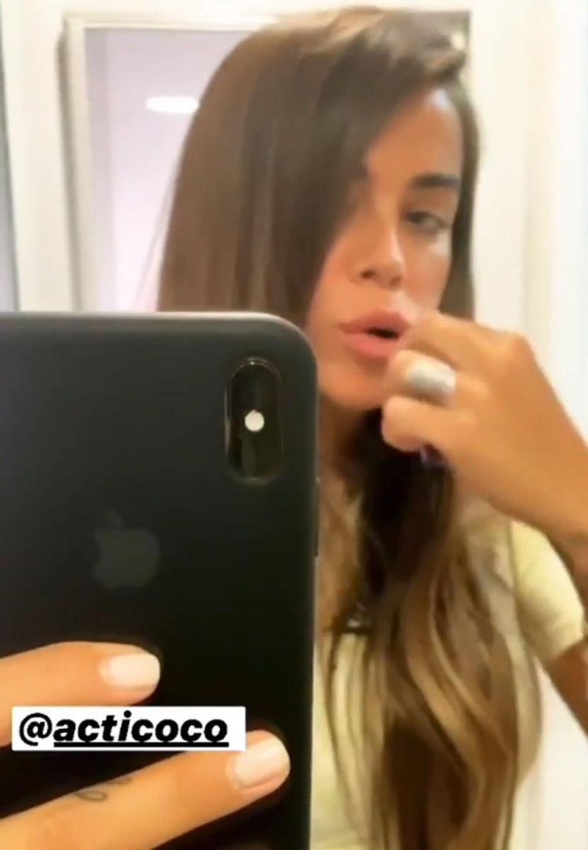 Violeta cepillándose los dientes