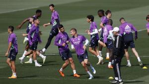 Benzema y Vinicius se ejercitan en el interior de las instalaciones de Valdebebas