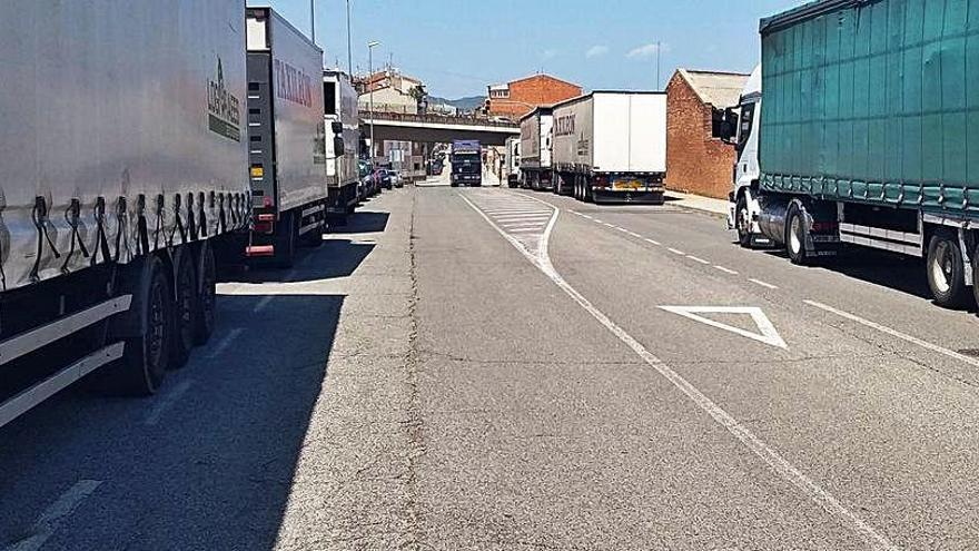 Camions a dojo al carrer de la Lemmerz d&#039;accés a Sant Joan