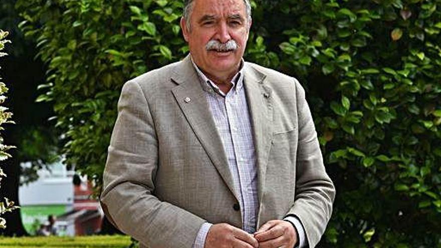 Ángel García Seoane, nos xardíns do Concello.