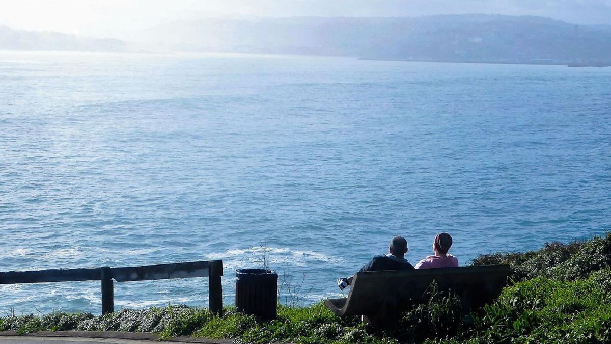 El banco romántico y espectacular al borde del mar en O Xunqueiro | I.R.