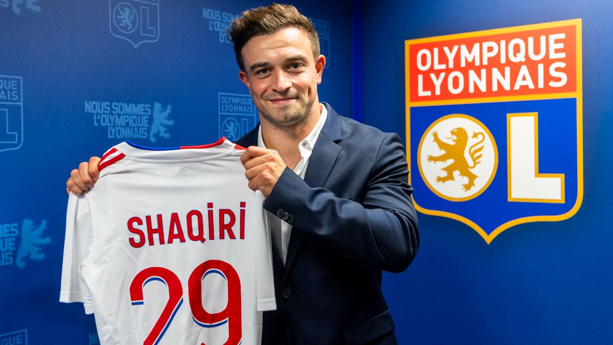 Xherdan Shaqiri posando con la camiseta del Olympique Lyonnais