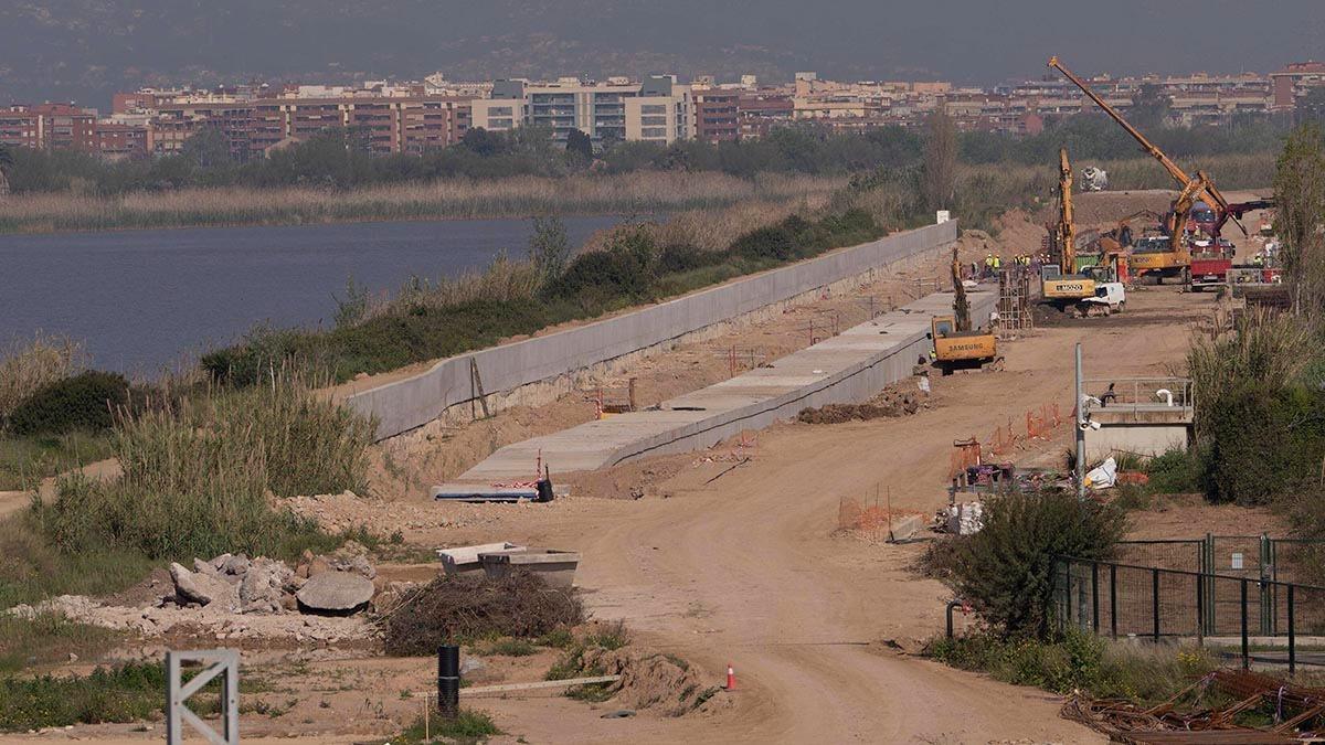 Trabajos junto al cauce del río Llobregat, de acceso a la terminal Nou Llobregat, en abril.