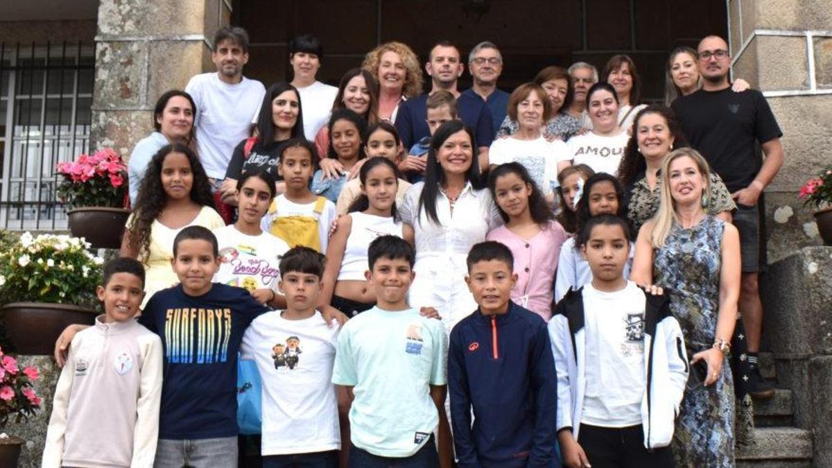Menores saharauis coa corporación e as familias de acollida.